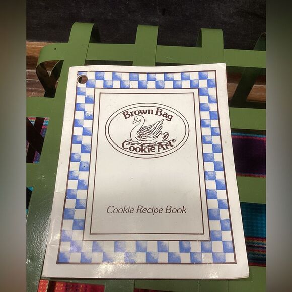 Brown Bag Cookie Art 1992 Stoneware Baking Mold With Recipe Booklet Hill Design - Picture 4 of 8